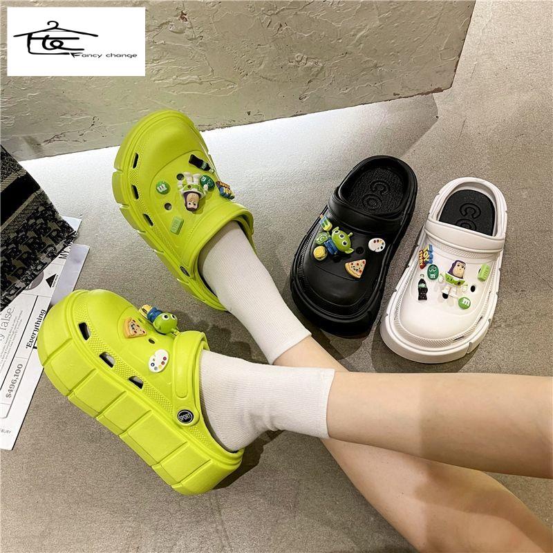 Dép Sandal Mùa Hè Đế Dày Đục Lỗ Thoáng Khí Dễ Thương Dễ Phối Đồ Cho Nữ