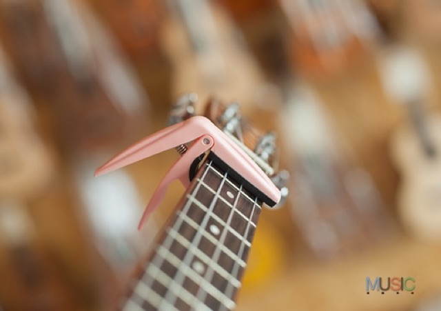 Capo Ukulele Cao cấp ( lõi kim loại rất bền )