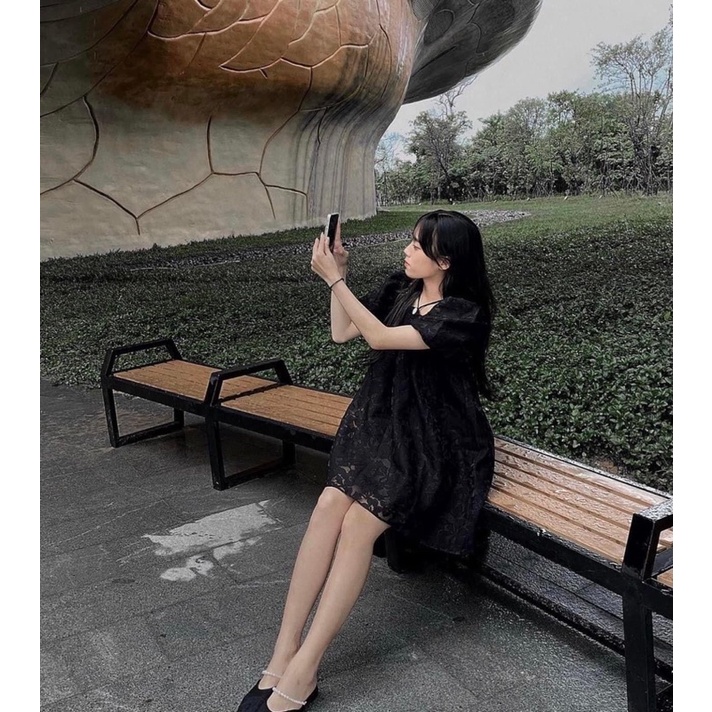 Váy babydoll chất kim sa hoa nổi trễ vai dây yếm cúc ngọc tiểu thư Phong cách Hàn Quốc (TTA141)
