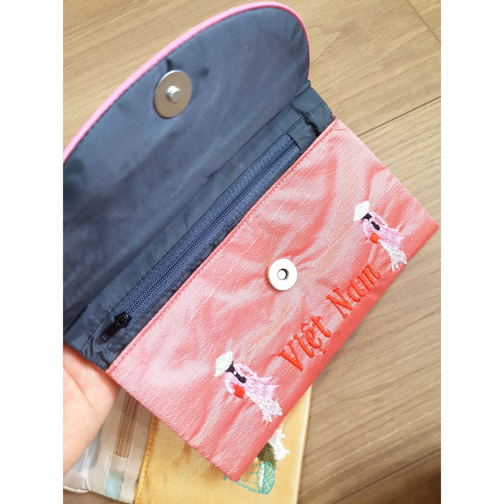 Ví lưu niệm cầm tay - Thêu áo dài