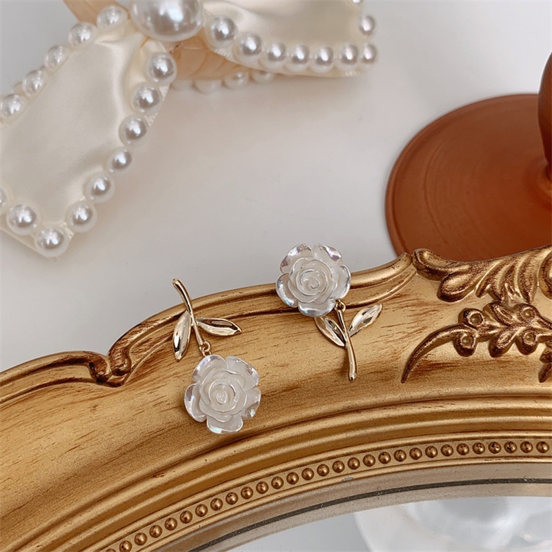 Khuyên Tai Hình Hoa Không Đối Xứng Phong Cách Mới Mùa Hè 2022 Cho Nữ