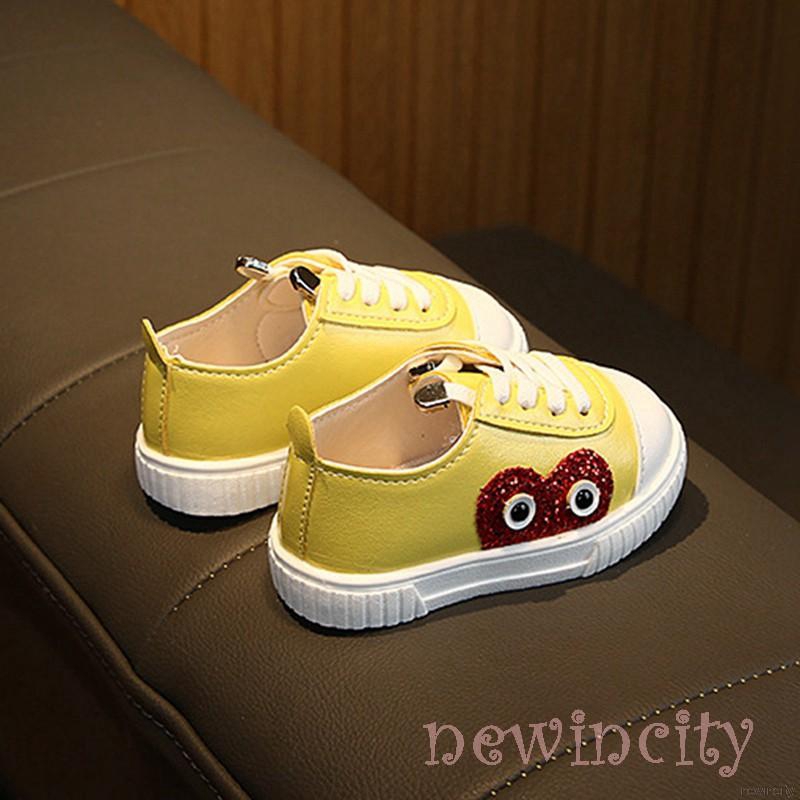 Đôi giày đế mềm chống trượt họa tiết dễ thương cho bé