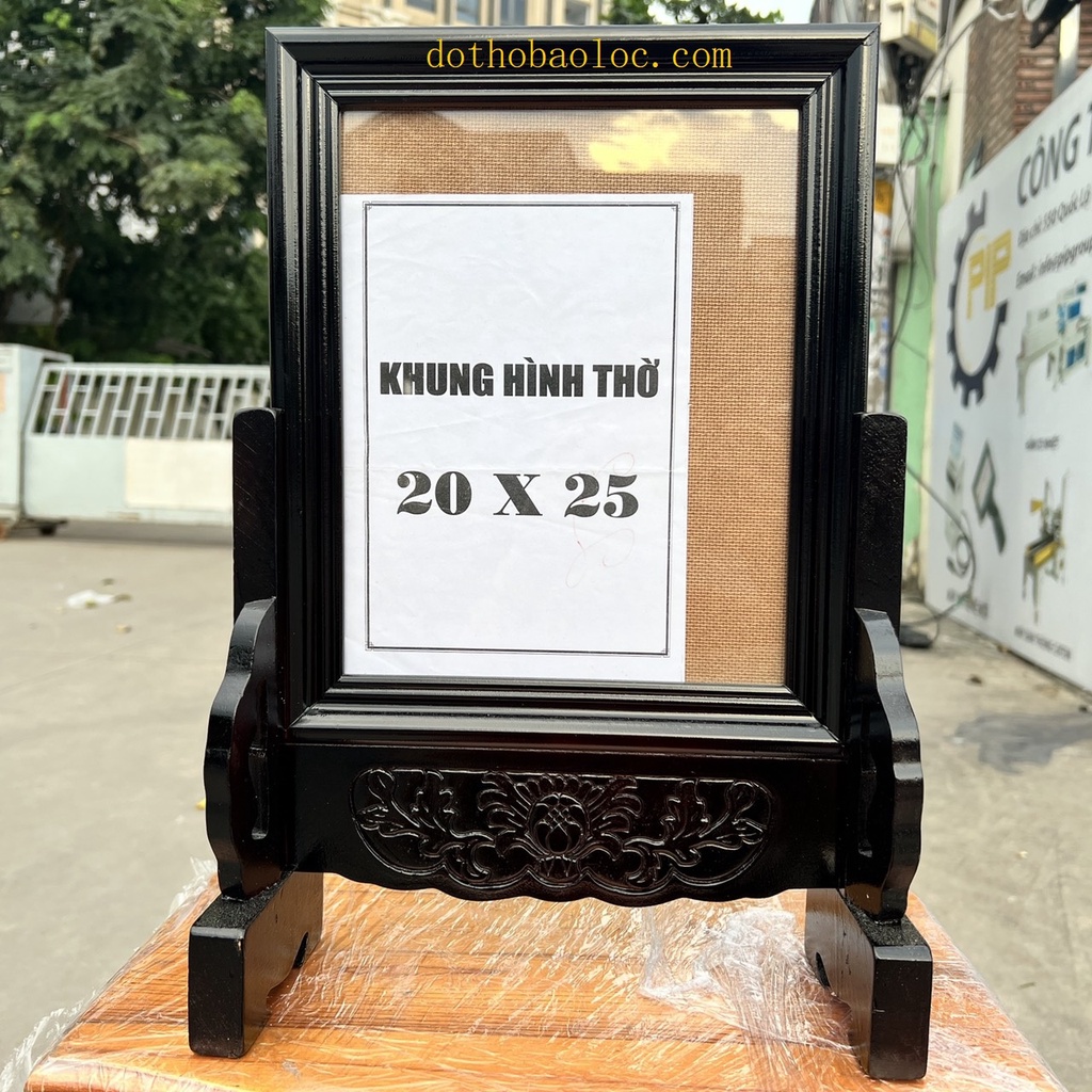 Khung ảnh thờ gia tiên gỗ tràm bông vàng để ảnh 20cmx25cm có chân hai màu nâu đỏ , đen