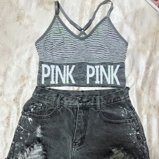 Áo croptop thể thao và quần jean lưng cao