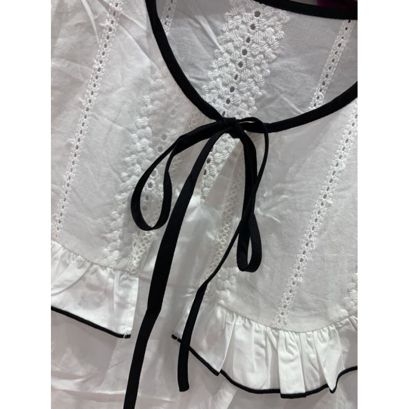 Áo babydoll trắng viền đen bèo ngực