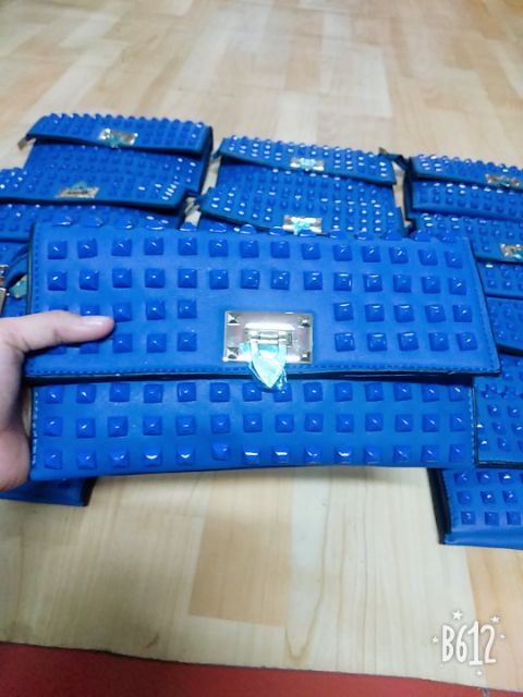 Ví Dài Nạm Đinh Cá Tính (Có quai đeo) | BigBuy360 - bigbuy360.vn