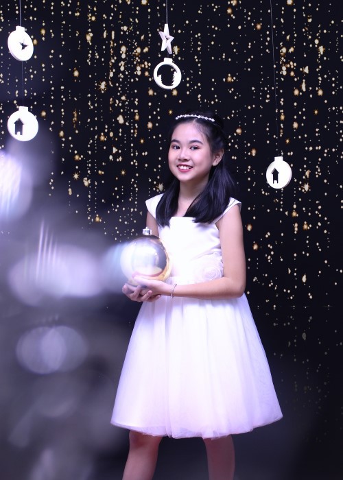 Đầm tiệc bé gái tay nhún đính hoa trắng Jadiny