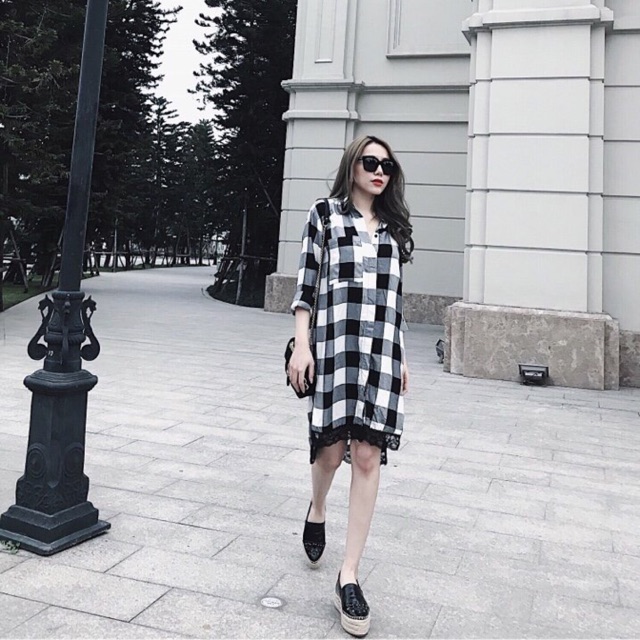 Váy kẻ chân ren