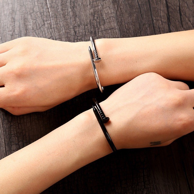 Vòng tay dạng đinh mạnh mẽ phong cách