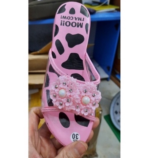 DÉP GUỐC QUAI NHỰA TRONG GẮN HOA BÉ GÁI 3CM