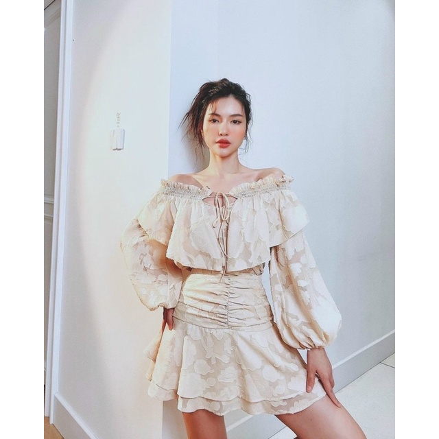 Set áo hoa nổi trễ vai với chân váy nude đuôi cá