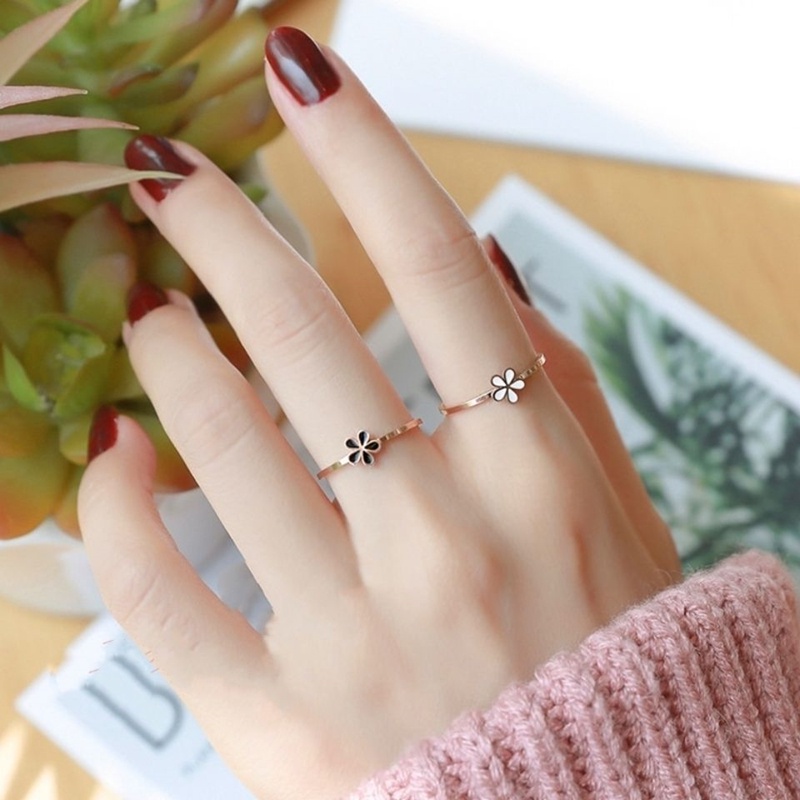 Vòng thép titan Họa Tiết Hoa Cúc Nhỏ Màu Trắng Đen Không Phai Màu Phong Cách Hàn Quốc