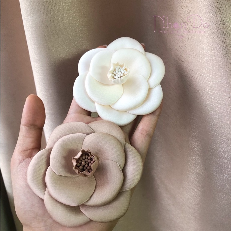Hoa cài áo thủ công cao cấp - Hoa trà- Màu kem và màu nâu nhạt- size 7cm- Lụa mờ- Hoa vải Nhando Handmade