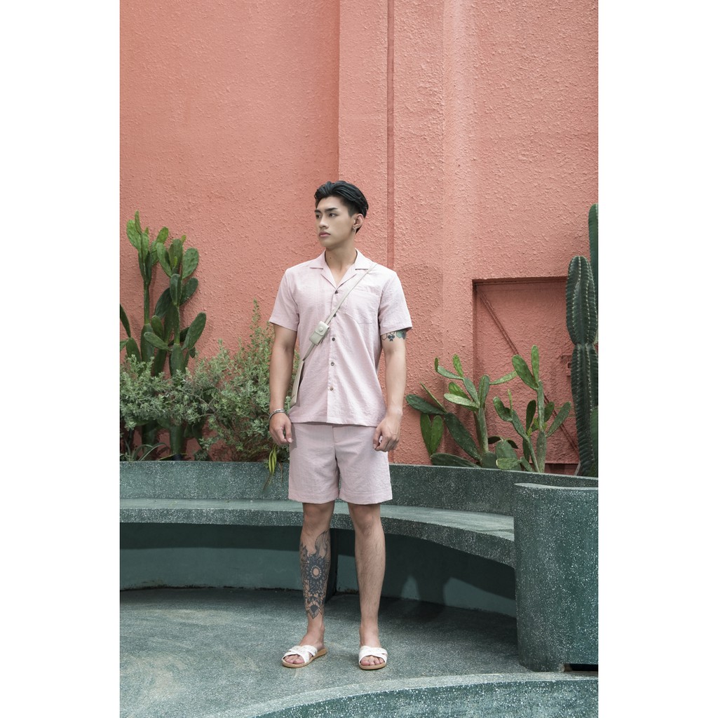 SET RESORT - Áo sơ mi màu hồng tay ngắn cổ vest, quần short đi biển chất linen cực mát