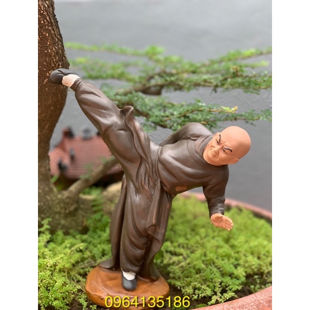 Tượng võ sư tung cước ghép cây bon sai h30cm gốm sứ Bát Tràng