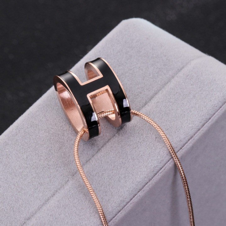 Dây Chuyền Chữ H Titan Không Đen TT 1659