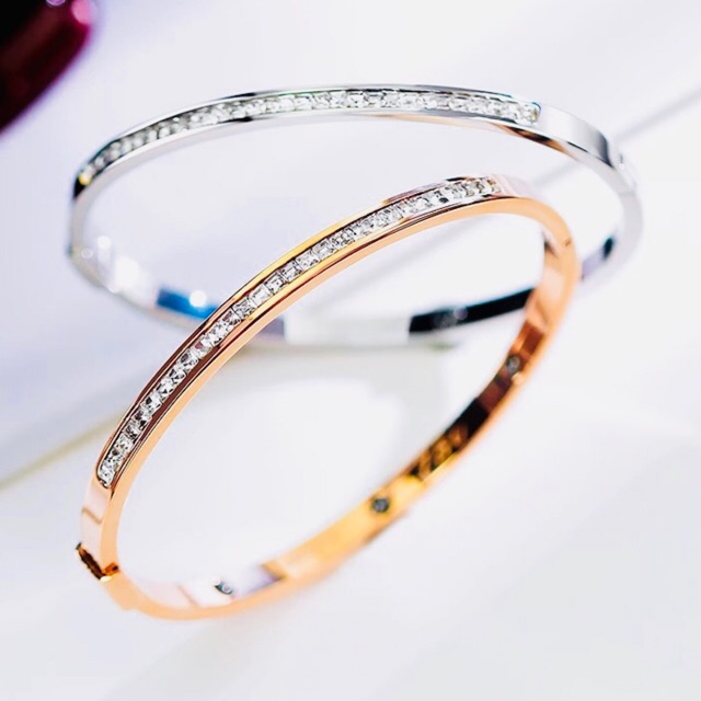 Vòng tay titan nữa hàng đá vuông không đen