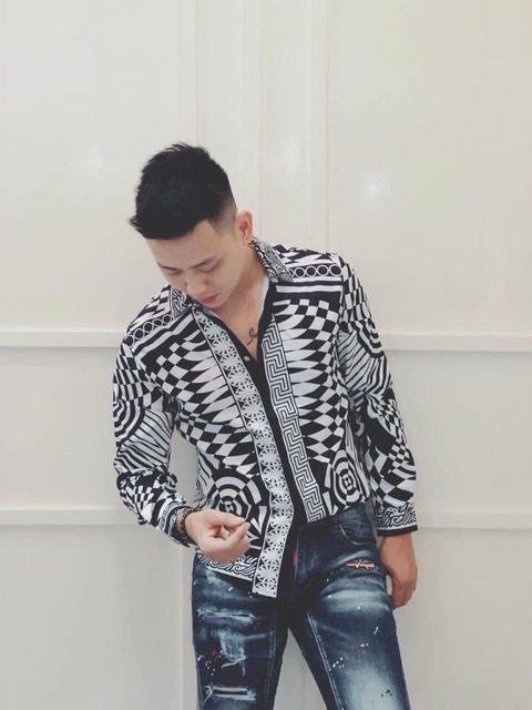 Áo sơmi hoạ tiết hoa văn đen trắng . Nam nữa đều ok 250k hàng có sẵn