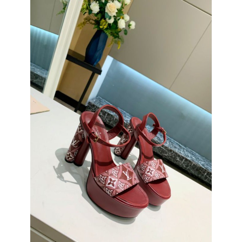 Giày cao gót có quai mũi tròn gót trước 4cm,gót sau 11,5cm LV