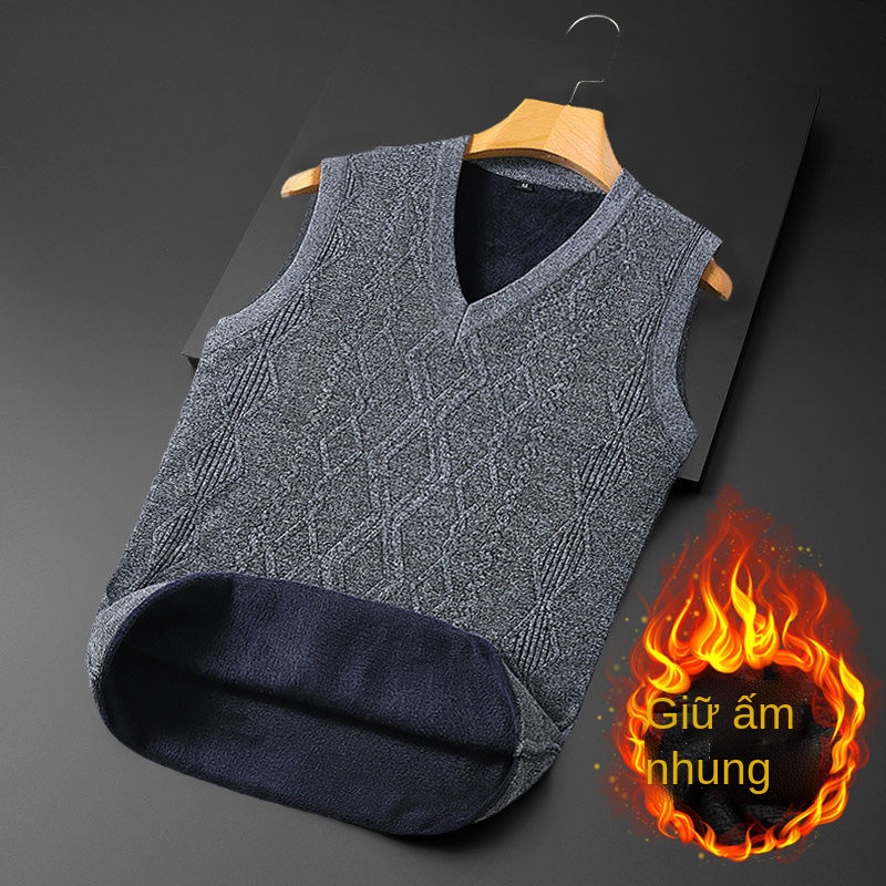 Những người đàn ông trung niên và cao tuổi với áo vest nhung
