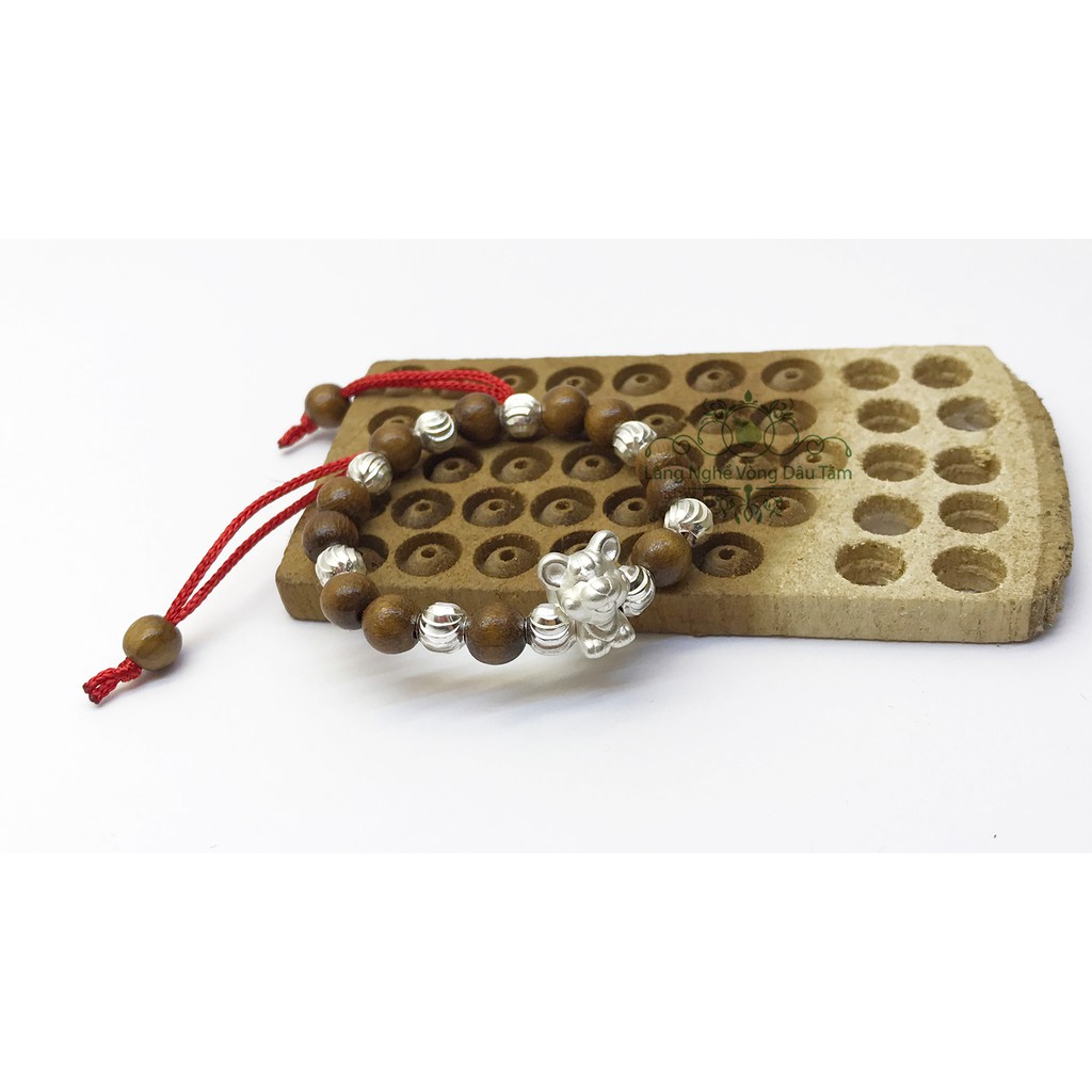 Vòng dâu tằm kết hợp bi bạc và con giáp dành cho bé, giúp bé không quấy khóc đêm