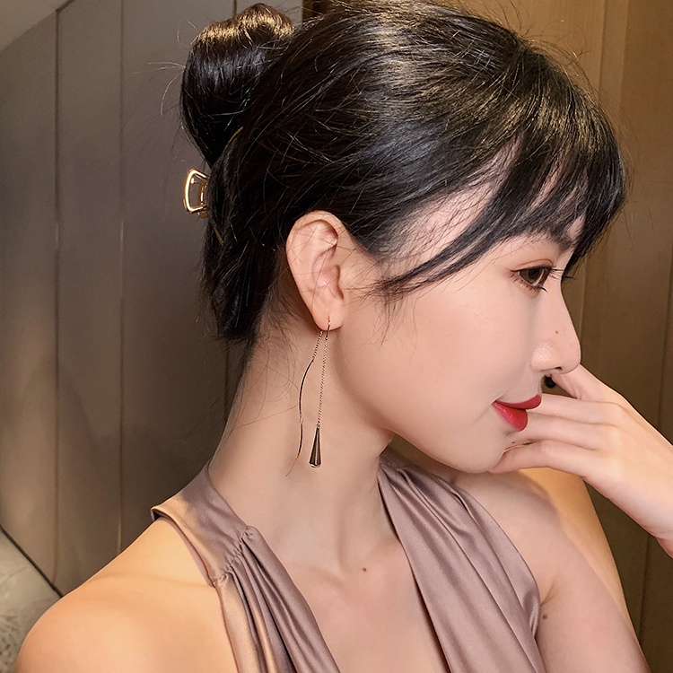 Khuyên Tai Dáng Dài Phối Tua Rua Phong Cách Hàn Quốc