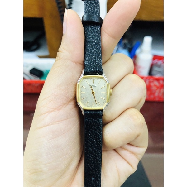 Đồng hồ nữ si nhật dáng tank hiệu Seiko