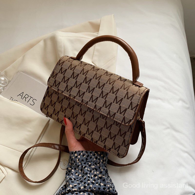 Túi đeo vai phong cách retro thời trang mùa hè