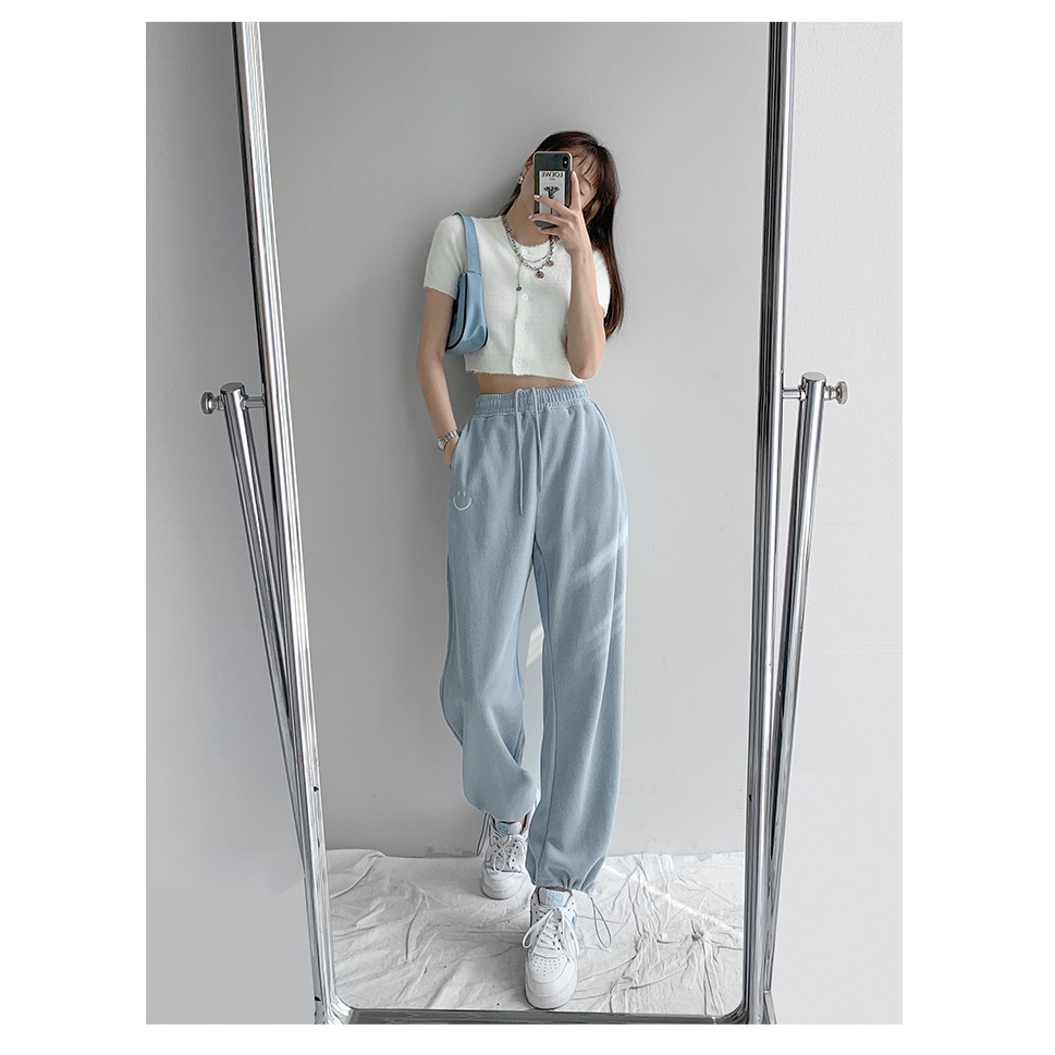 Set bộ nữ BAPE gồm quần jogger ống rộng và áo croptop trơn phối khuy cổ tròn