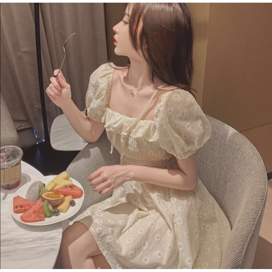 Đầm trễ vai lưng cao họa tiết hoa cúc phong cách cổ điển