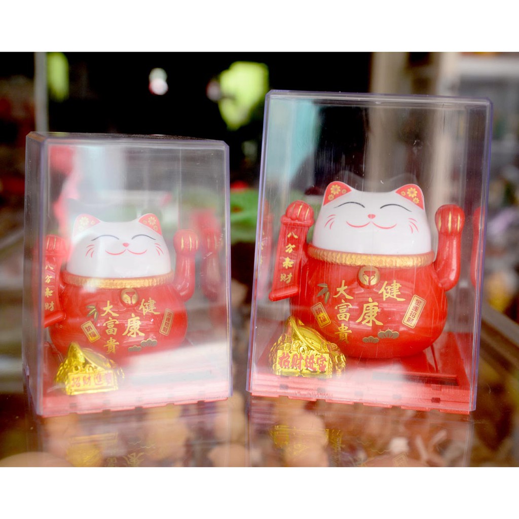 Mèo thần tài tròn áo đỏ năng lượng mặt trời