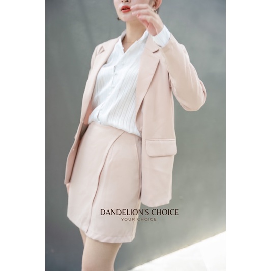 Áo Blazer tay dài bọc khuy hai túi nắp màu be by Dandelion | BigBuy360 - bigbuy360.vn