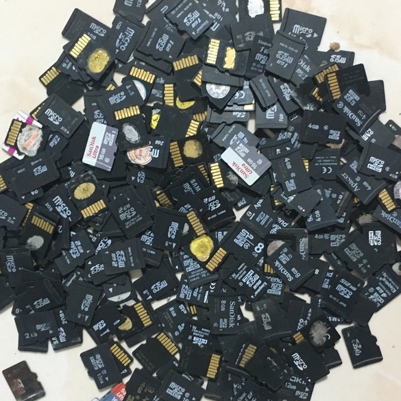 Thẻ nhớ cũ 1gb,2gb,4gb,8gb,16gb,32gb...bóc máy chính hãng giá rẻ nhất thẻ đã test rất kĩ trước khi bán đúng dung lượng.