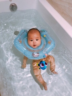Phao bơi đỡ cổ cho bé