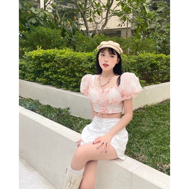 Áo croptop cúp ngực tay phồng và quần sort kaki trắng