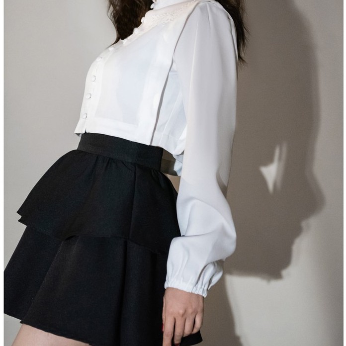 Chân váy đen thiết kế dáng xòe ngắn trên gối, bèo hai tầng xinh xắn