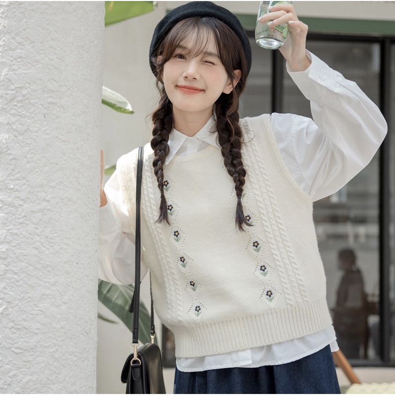 Áo gile len cổ tròn thêu hoa viền sóng phong cách Hàn Quốc