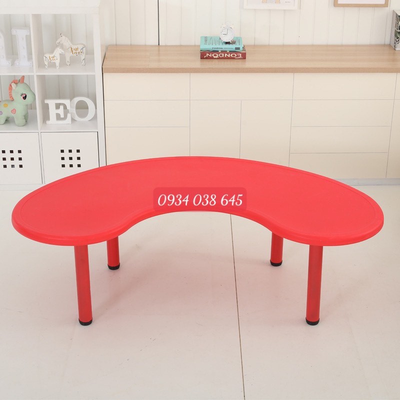 Bàn học cho trẻ mẫu giáo luôn được cha mẹ đặt sự quan tâm lên hàng đầu