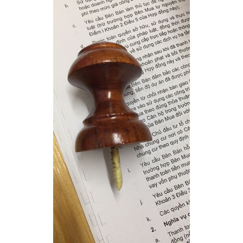 Núm vén rèm gỗ tự nhiên màu cánh gián dài 5cm.