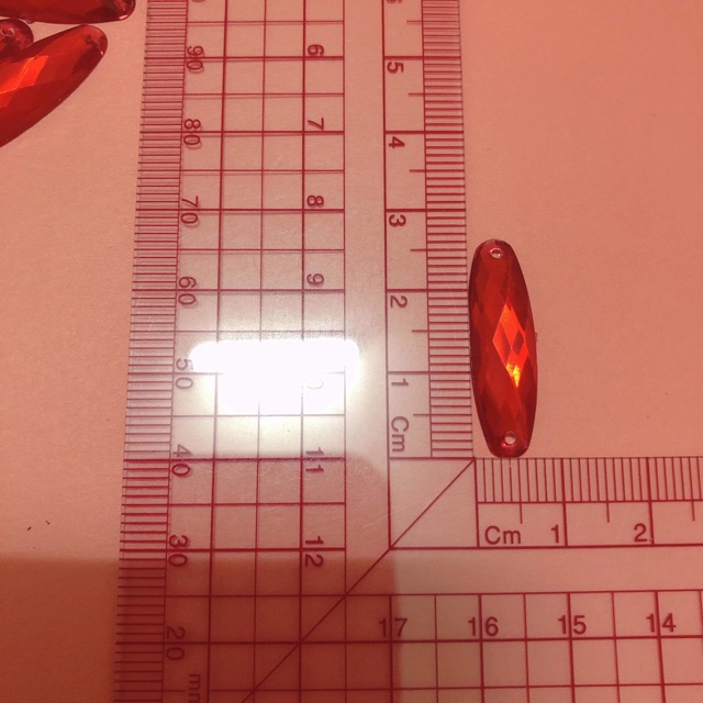 Hạt đá dài trang trí áo