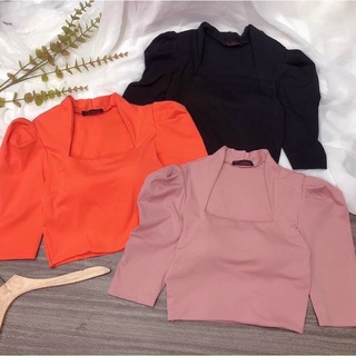 Áo thun croptop cổ vuông tay lững có mút ngực .