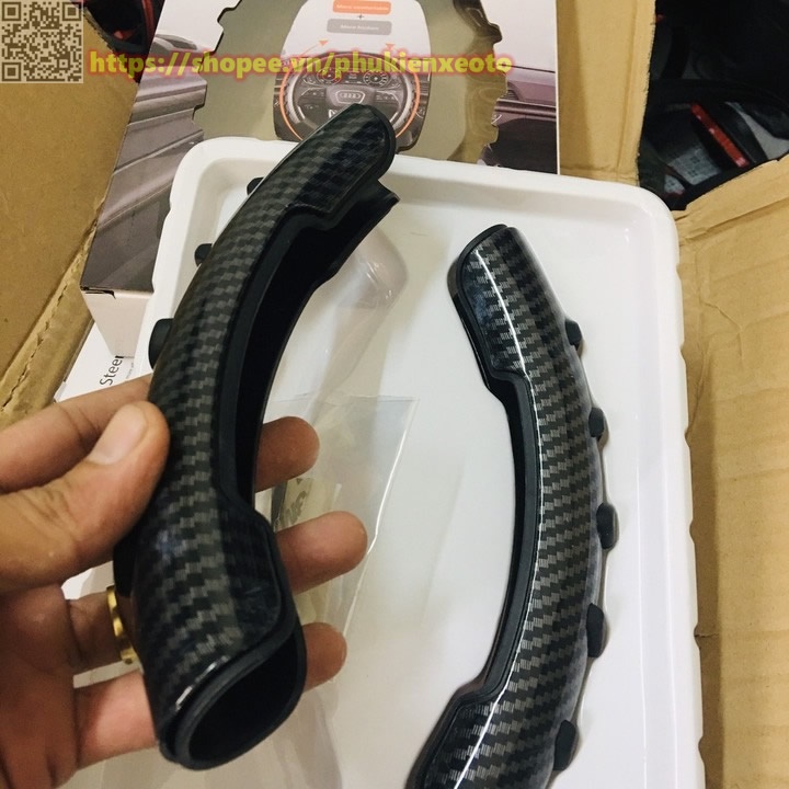 Ốp vô lăng ô tô vân Carbon chống trược cao cấp