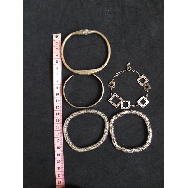 Vòng tay màu bạc