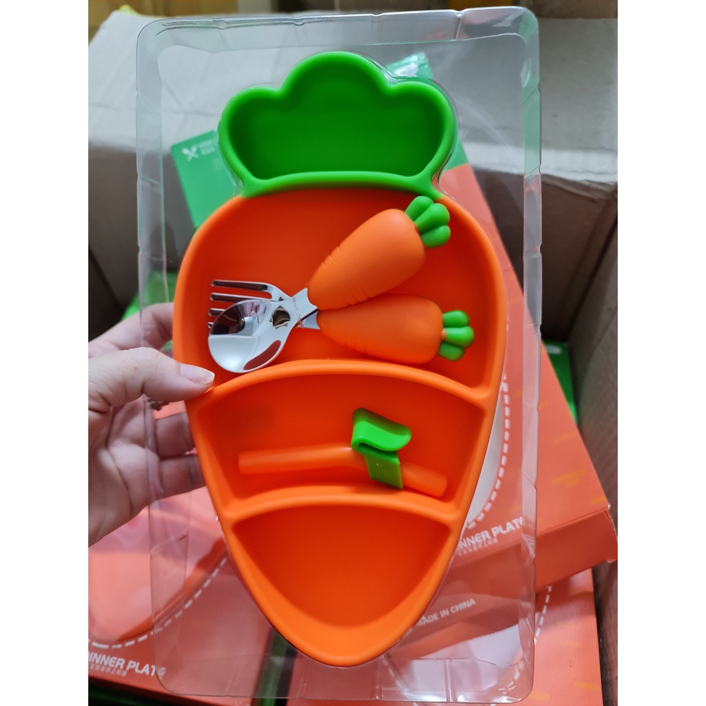 Khay ăn dặm silicon hình cà rốt có kèm thìa dĩa và ống hút cho bé tập ăn dặm