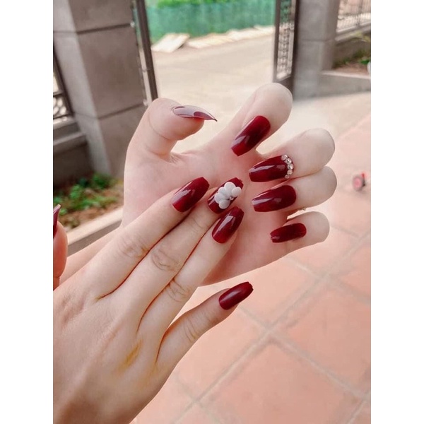 Móng úp thiết kế đỏ hoa trắng