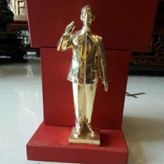Tượng Bác Hồ tay chào mạ vàng