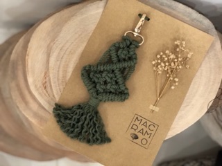 Móc chìa khoá cây thông macrame
