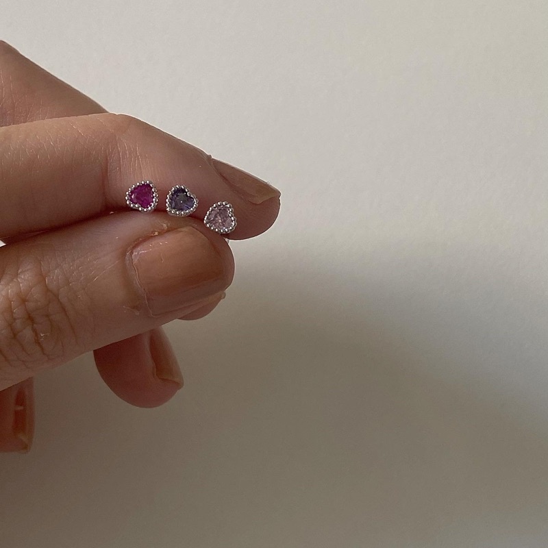 𝐯𝐞𝐥𝐯𝐞𝐭𝐩𝐢𝐧𝐤.𝐚𝐜𝐜🇰🇷 | Khuyên tai trái tim đá màu lấp lánh