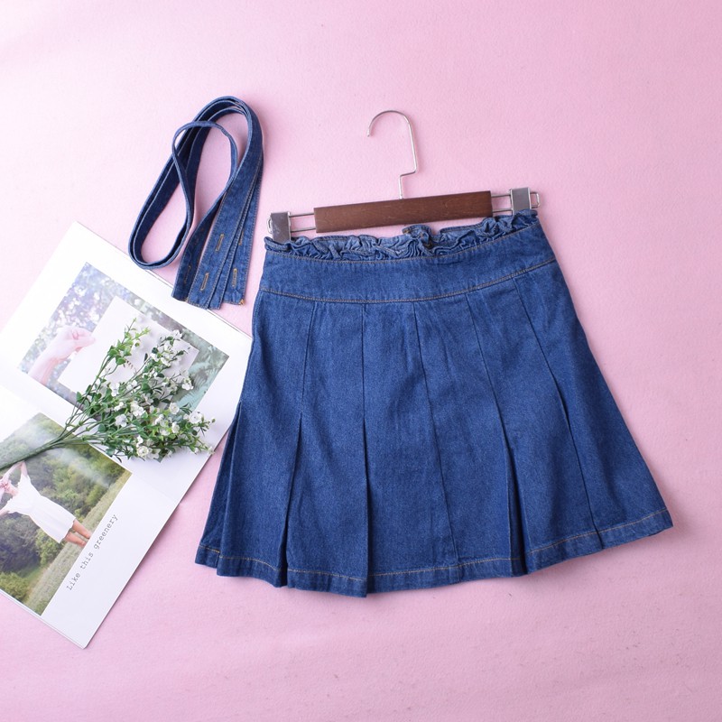 Chân váy jeans kèm dây quai đeo