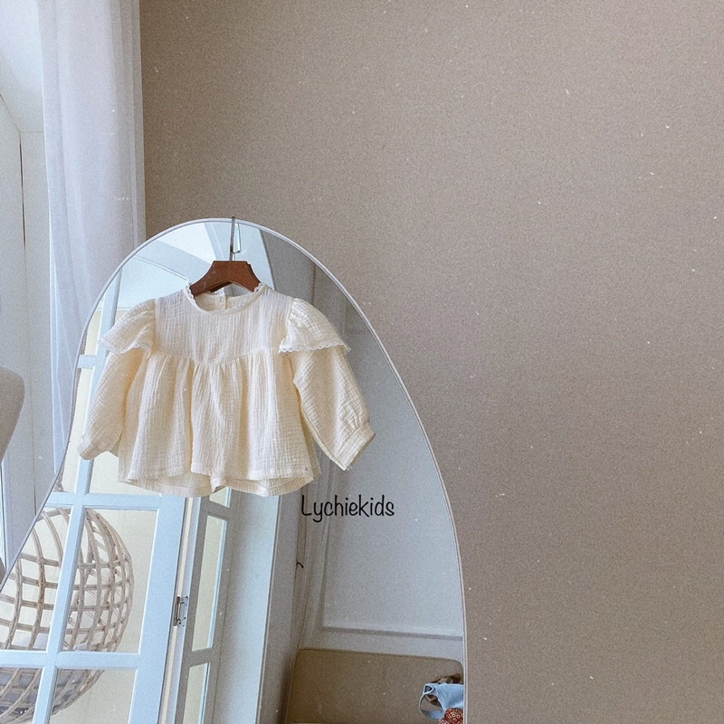 Áo dài tay xô muslin phối ren cho bé gái
